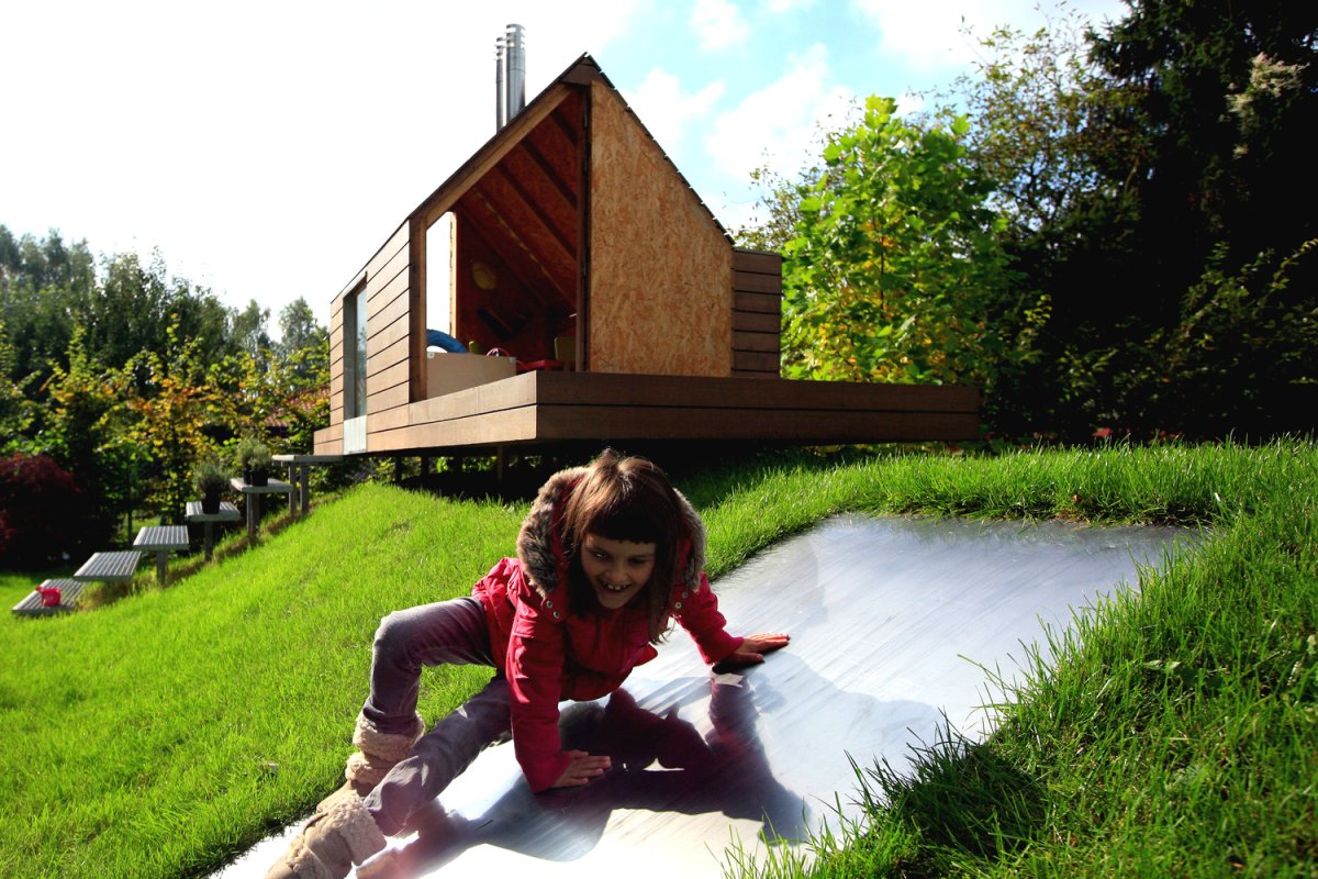 Очень необычный игровой детский домик из дерева - фото 5