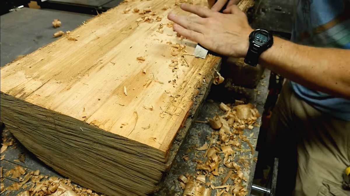 Как сделать скамью из бревна с местом для хранения - фото 2