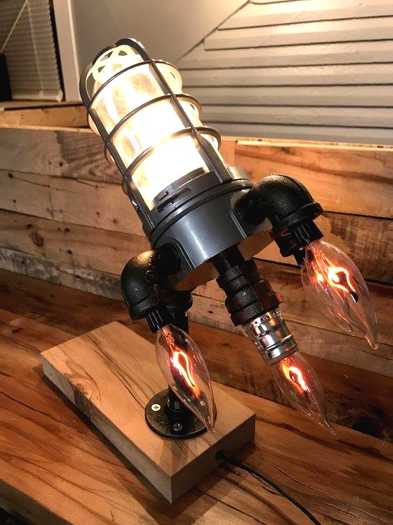 Необычная лампа в форме ракеты - фото