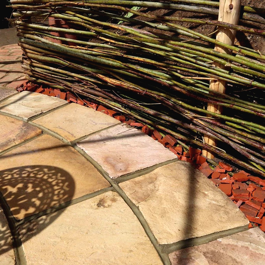 Необычное патио своими руками на даче - фото 16