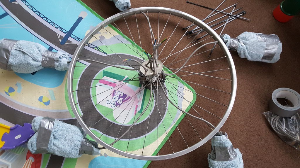 Люстра из велосипедного колеса и бутылок - фото 12