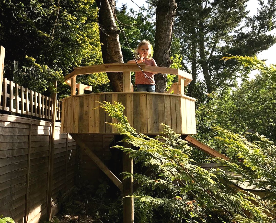 Необычный детский домик на дереве с горкой - фото 18