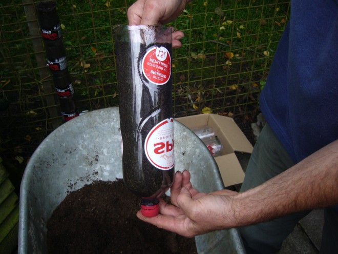 Вертикальный сад из пластиковых бутылок - фото 4