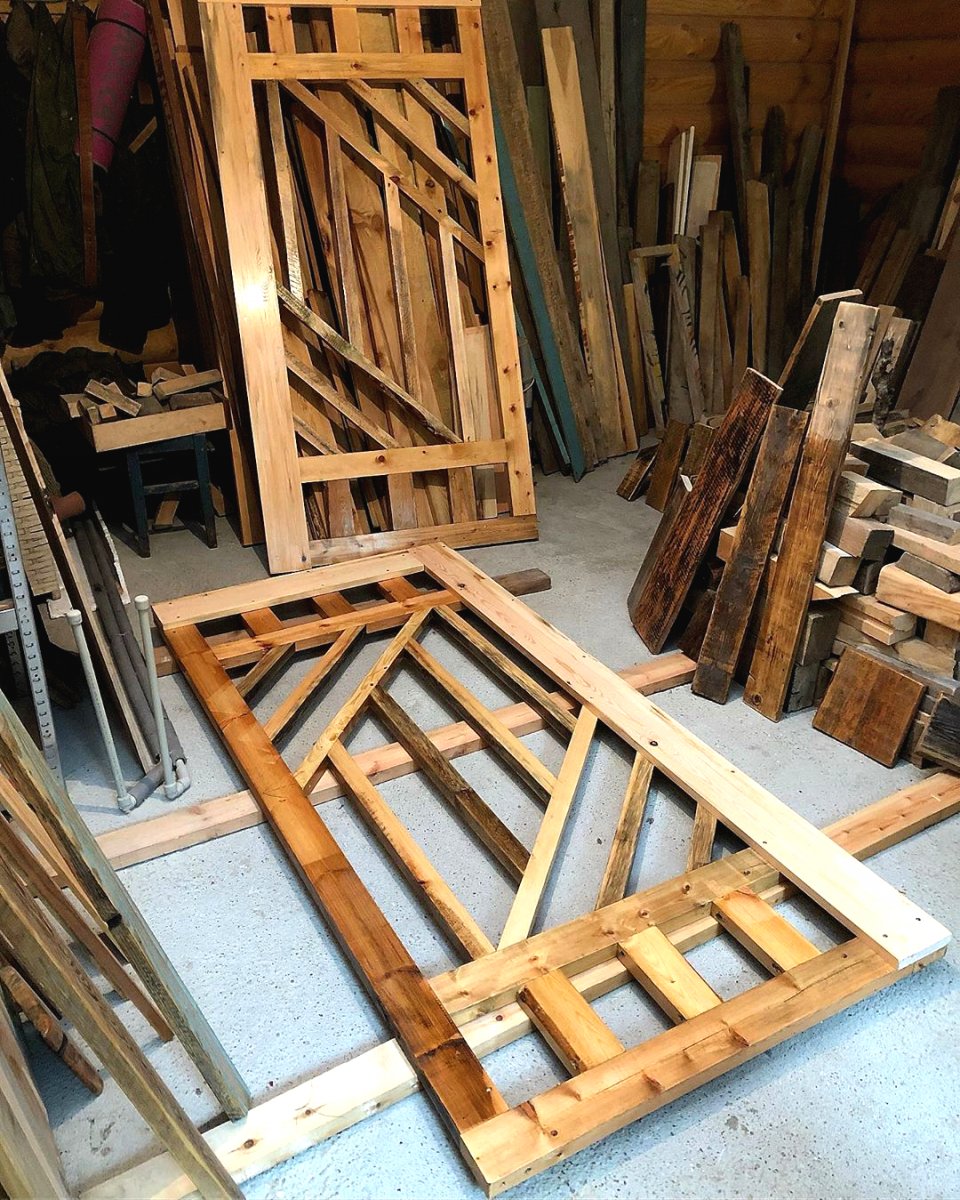 Оригинальные ворота из дерева - фото 4