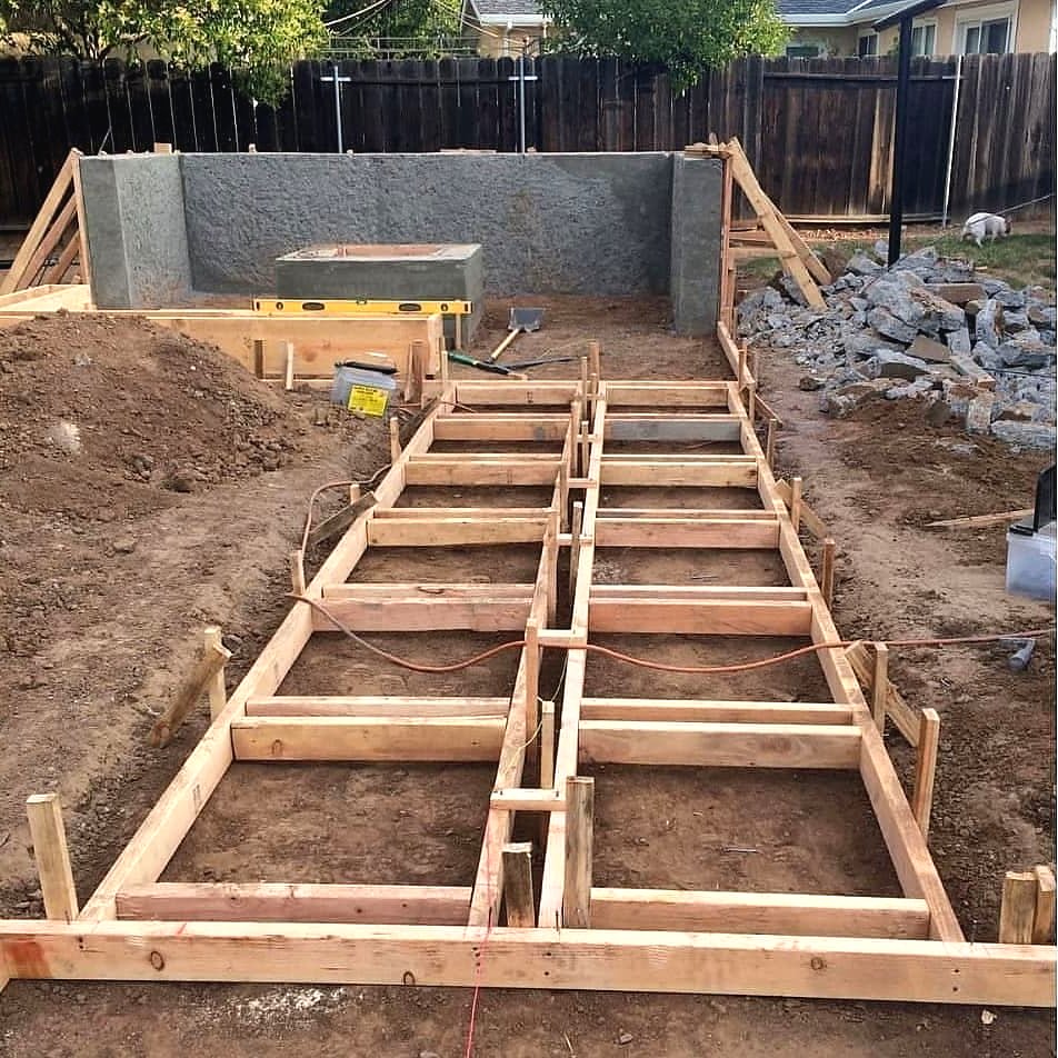 Садовая дорожка из бетона квадратной формы - фото 2