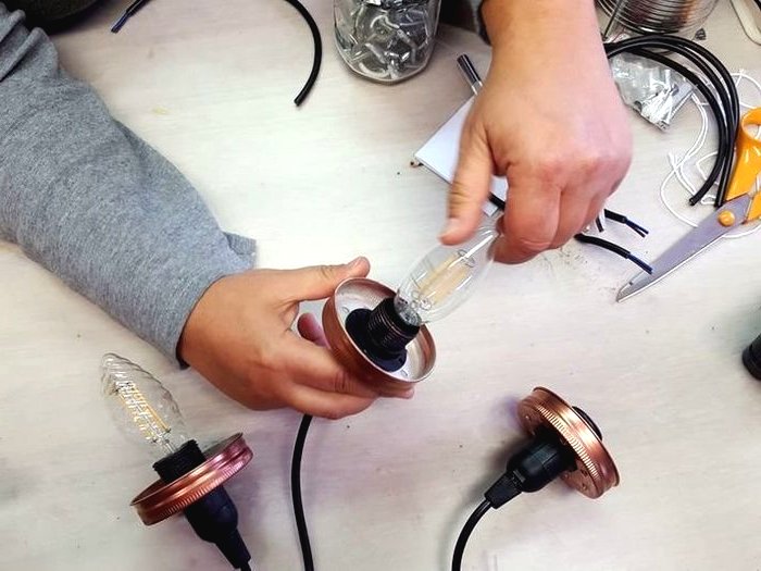 Интересная подвесная лампа из дерева - фото 10