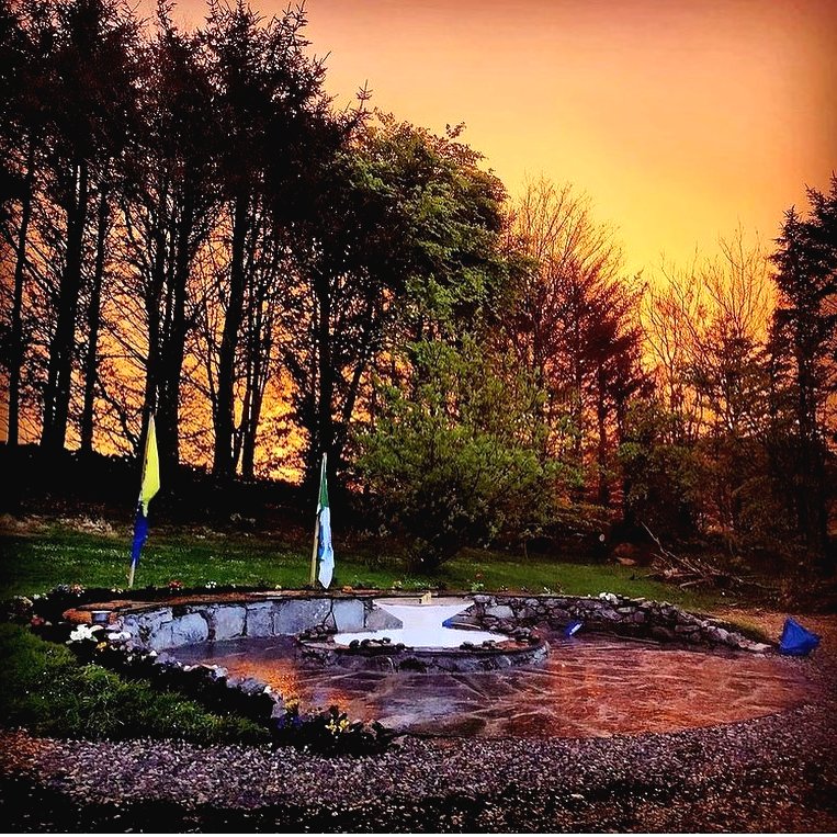 Оригинальная идея для патио с очагом - фото 6