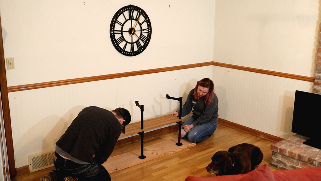 Книжная полка своими руками из дерева  и труб - фото 5