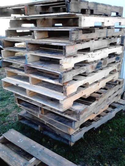 Деревенский сарай из поддонов и жестяных банок - фото 2