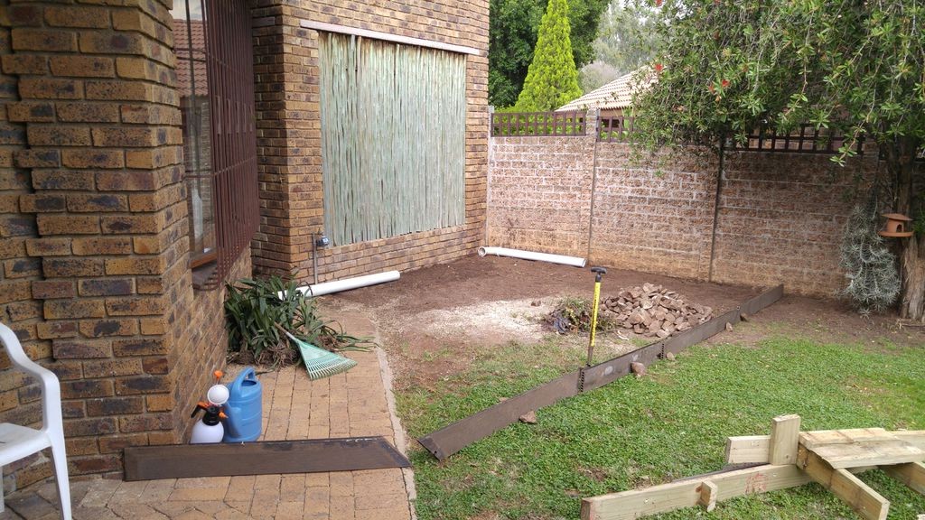 Интересная  летняя кухня под беседкой из перголы - фото 6