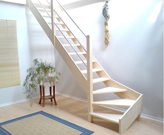 Деревянная лестница на второй этаж - фото 6