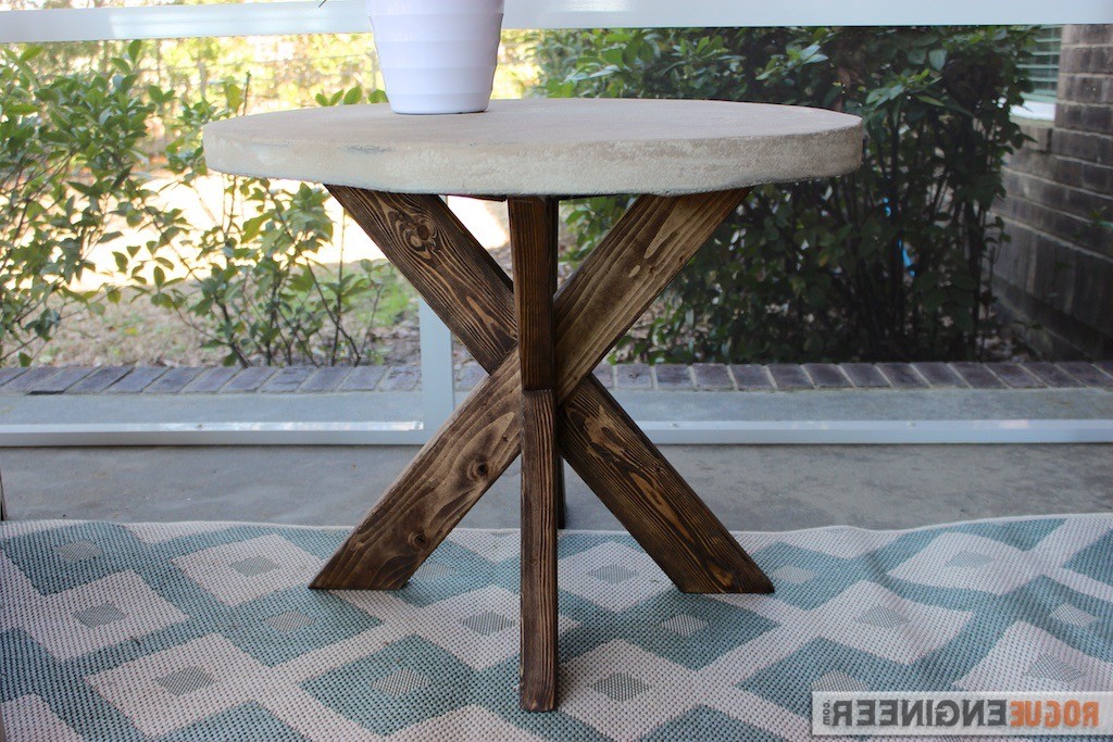 Необычный приставной столик из бетона  - фото 3