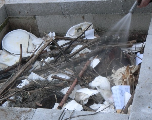 Интересная грядка из шлакоблока и мозаичной плитки - фото 7