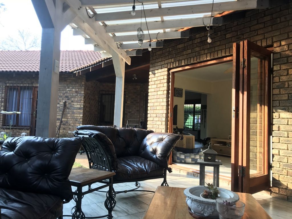 Интересная  летняя кухня под беседкой из перголы - фото 44