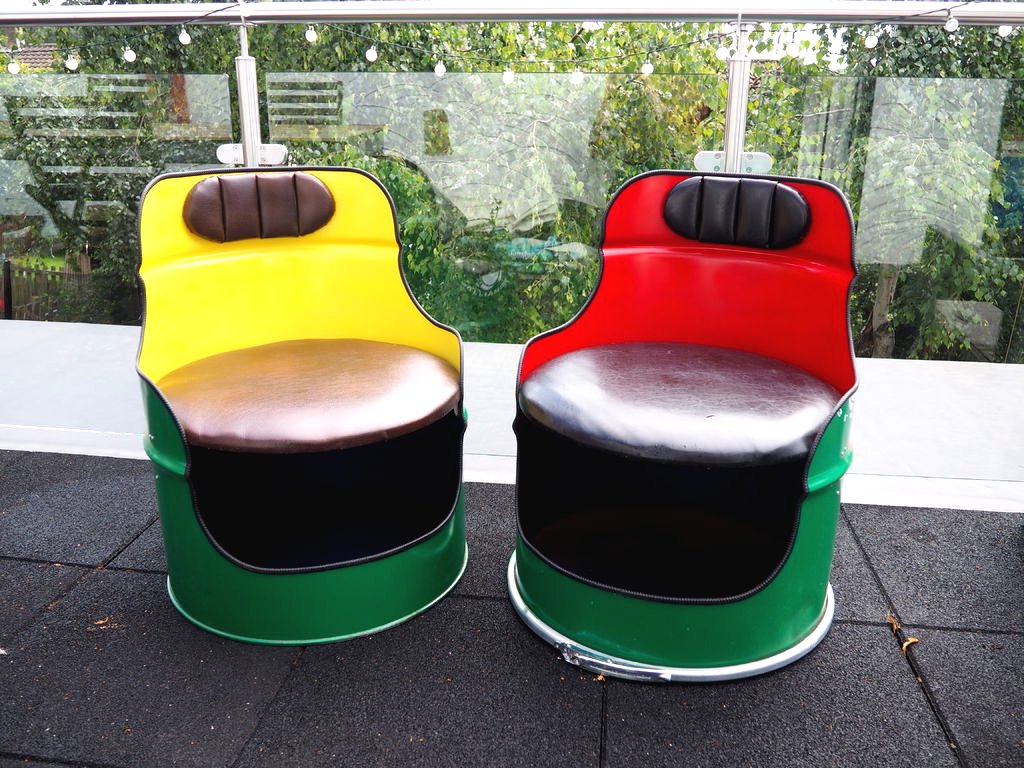 Оригинальные кресла из железной бочки - фото