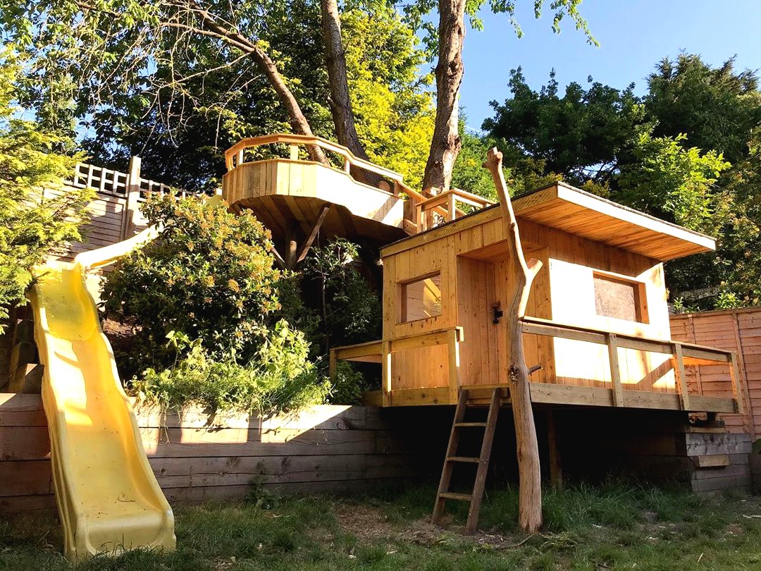 Необычный детский домик на дереве с горкой - фото 3