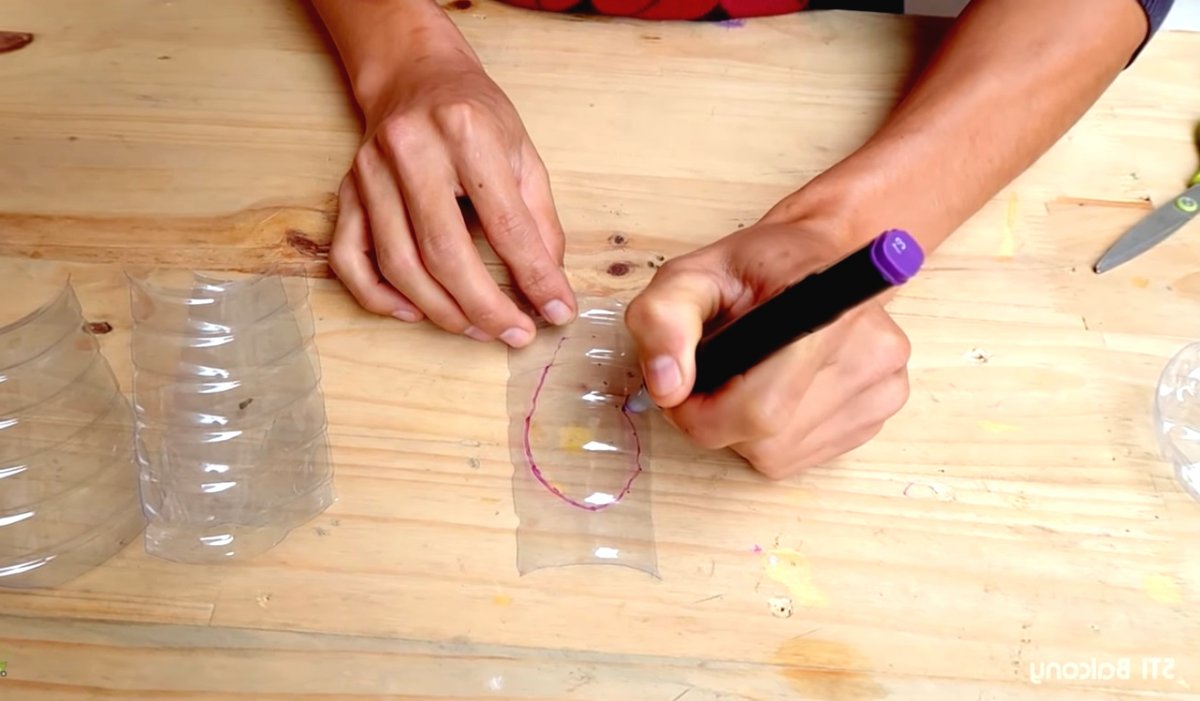 Необычный цветочный горшок из пластиковой бутылки - фото 4