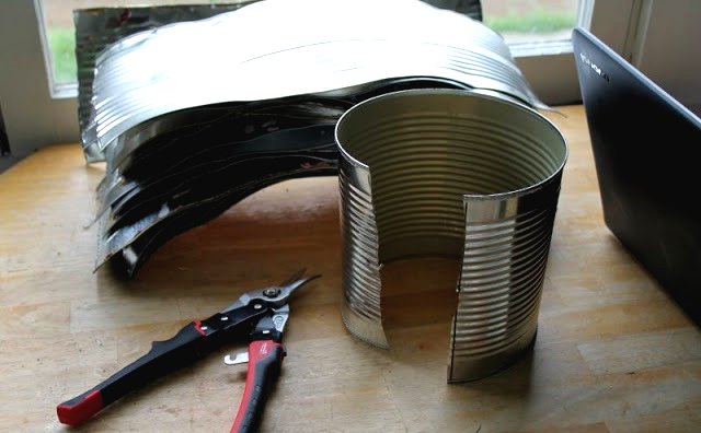 Деревенский сарай из поддонов и жестяных банок - фото 9