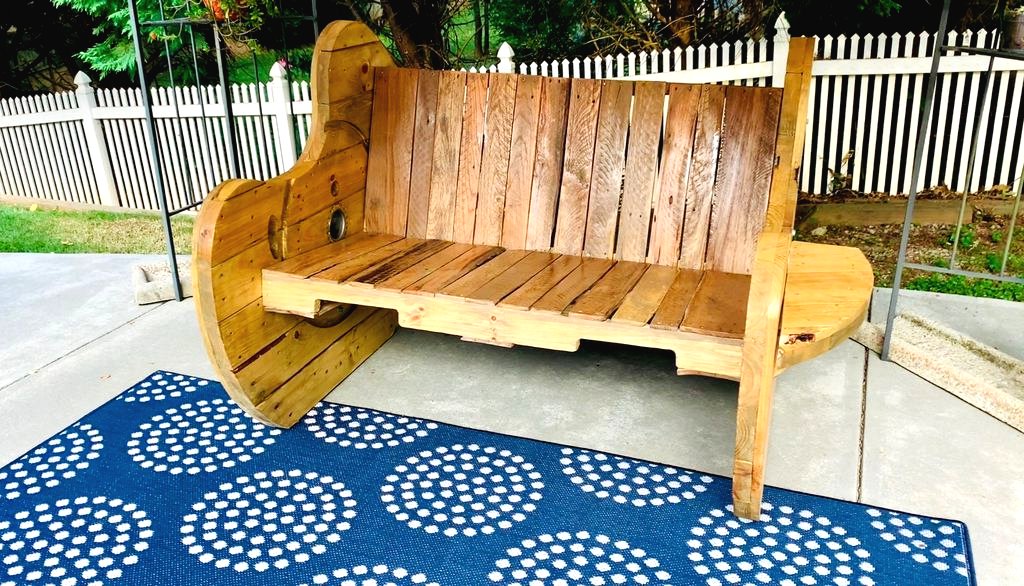 Диван из кабельной катушки и поддонов - фото 4