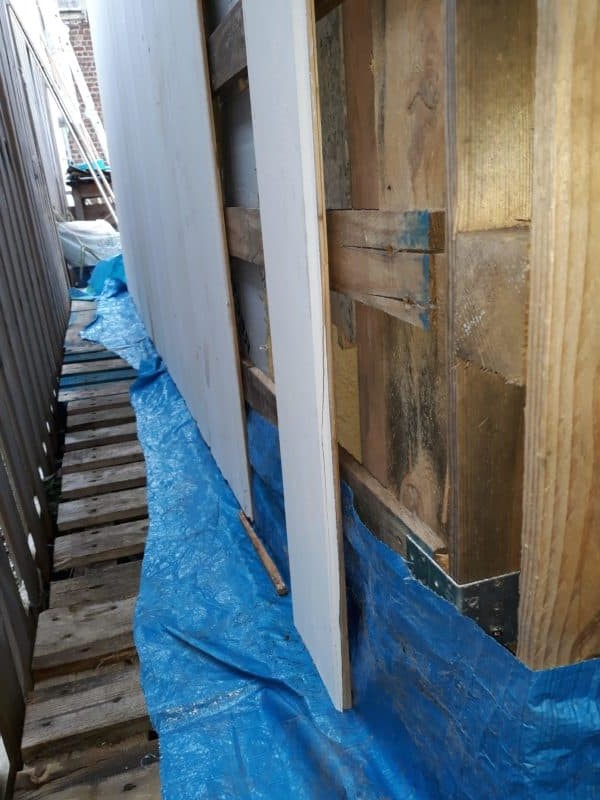 Сарай построенный из поддонов - фото 6