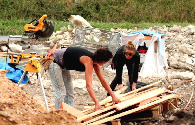 Дом из автопокрышек и стеклянных бутылок - фото 3