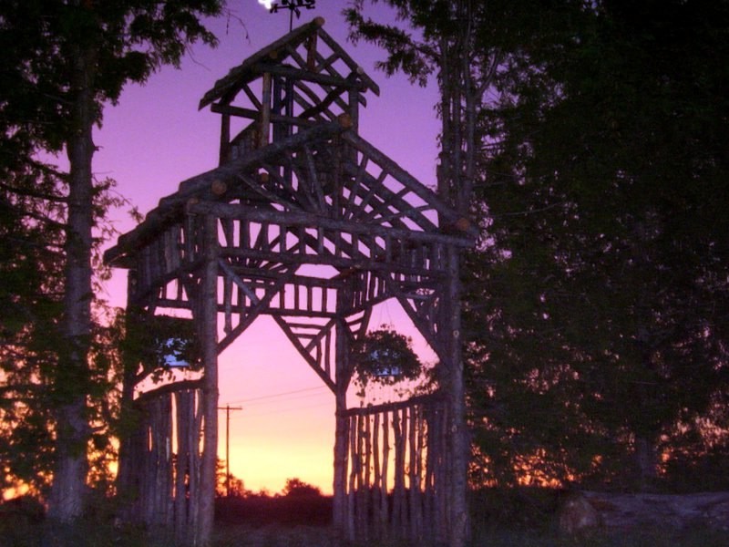 Беседка из стволов деревьев - фото 9