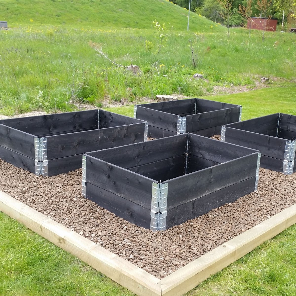 Грядка из поддонов - фото 5