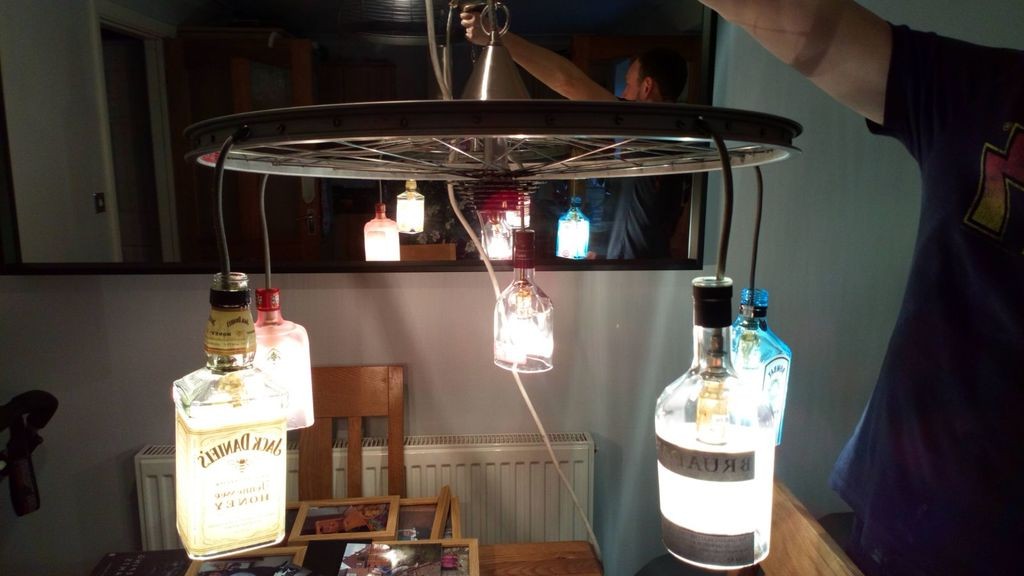 Люстра из велосипедного колеса и бутылок - фото 15