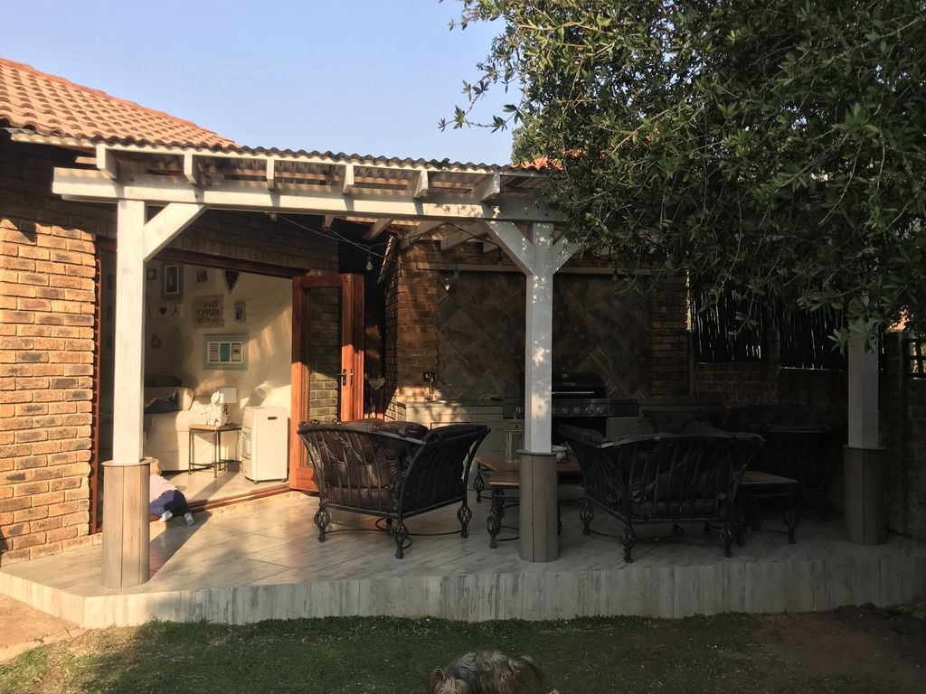 Интересная  летняя кухня под беседкой из перголы - фото 43