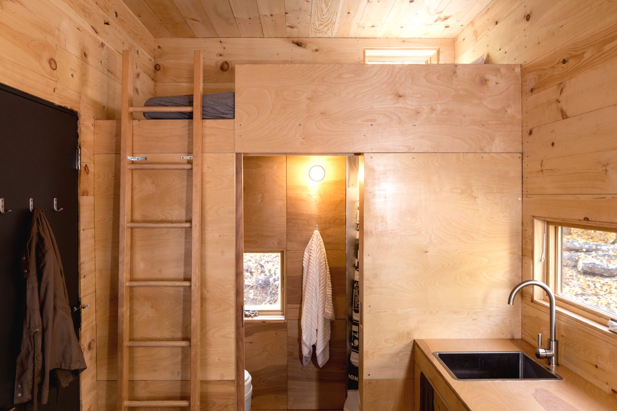 Маленький домик на колесах для дачи - фото 3