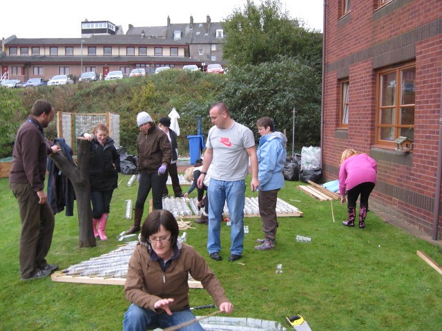 Необычная беседка из пластиковых бутылок - фото 14