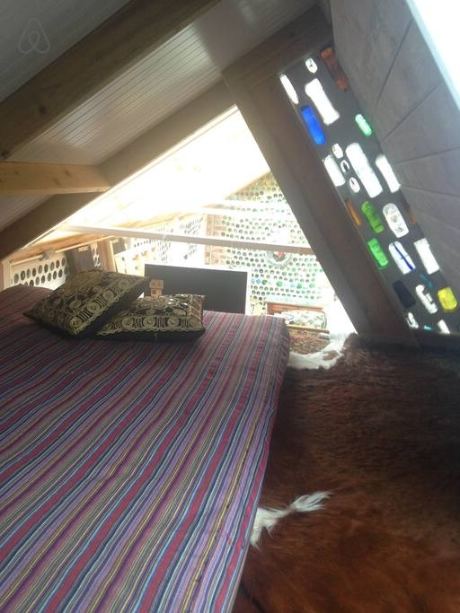 Дом из стеклянных бутылок - фото 6