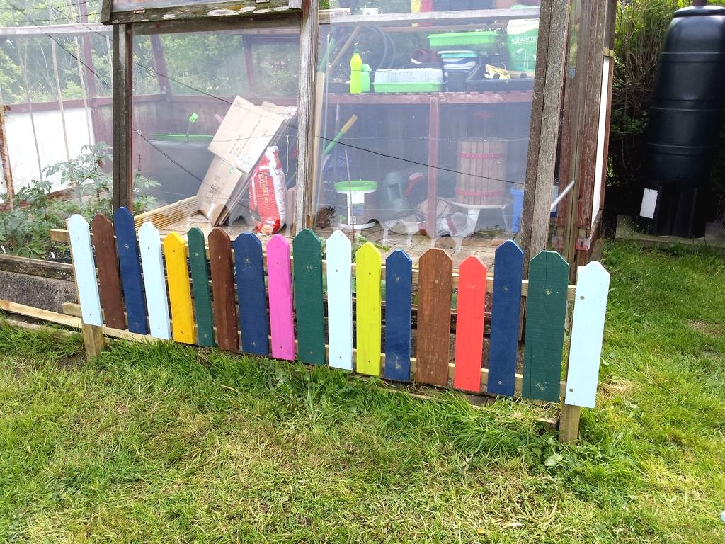 Цветной забор из поддона - фото 7