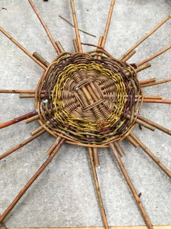 Плетеная корзина из веток - фото 8