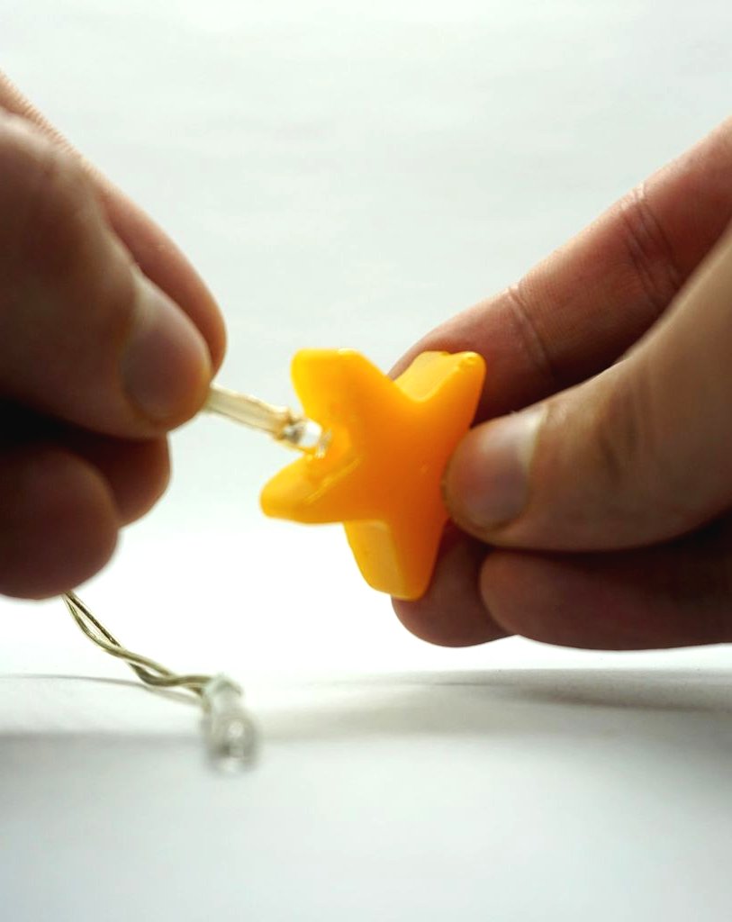 Новогодняя гирлянда с помощью горячего клея - фото 8