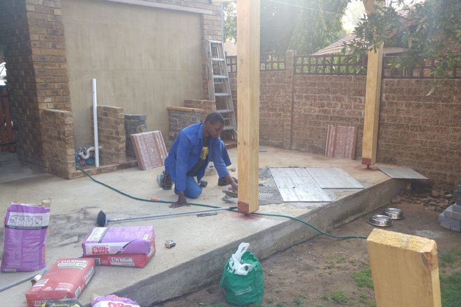 Интересная  летняя кухня под беседкой из перголы - фото 27