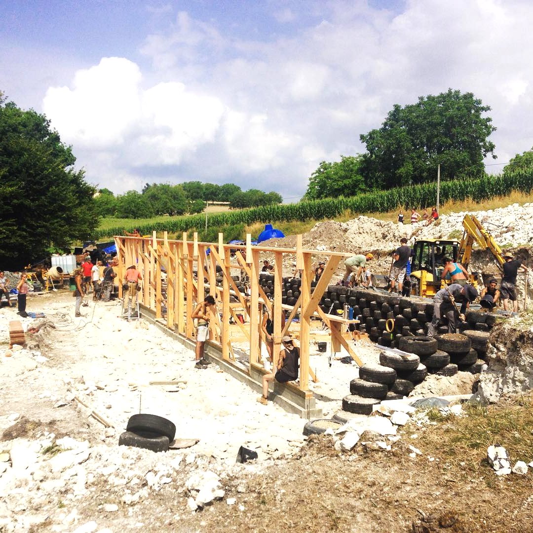 Дом из автопокрышек и стеклянных бутылок - фото 6