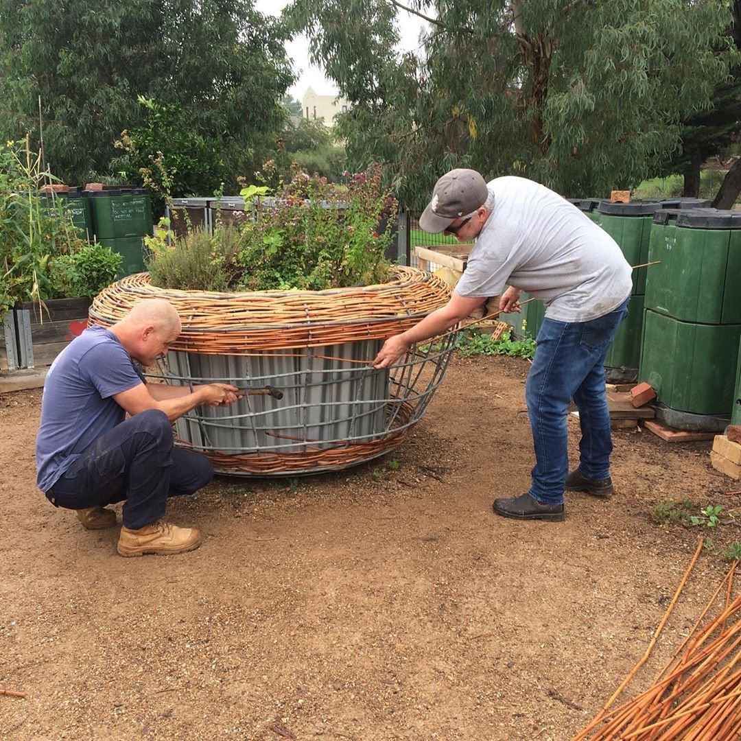 Необычная клумба для цветов - фото 3