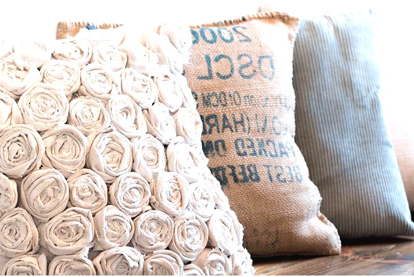 Красивая фактурная подушка из ткани - фото 7