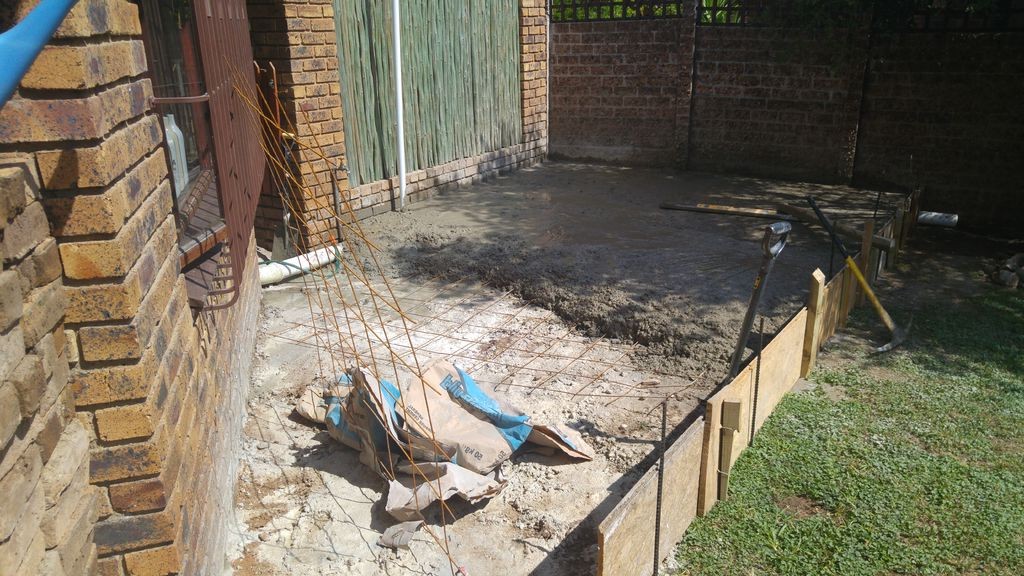 Интересная  летняя кухня под беседкой из перголы - фото 10