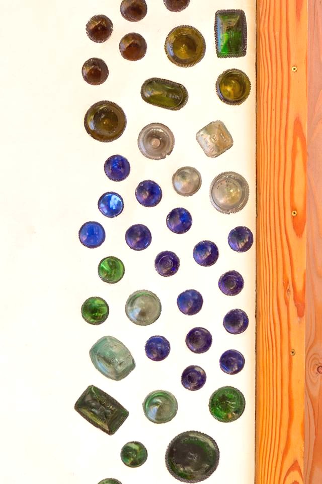 Дом из автопокрышек и стеклянных бутылок - фото 14