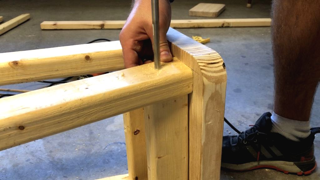 Как сделать барный стул из дерева - фото 4