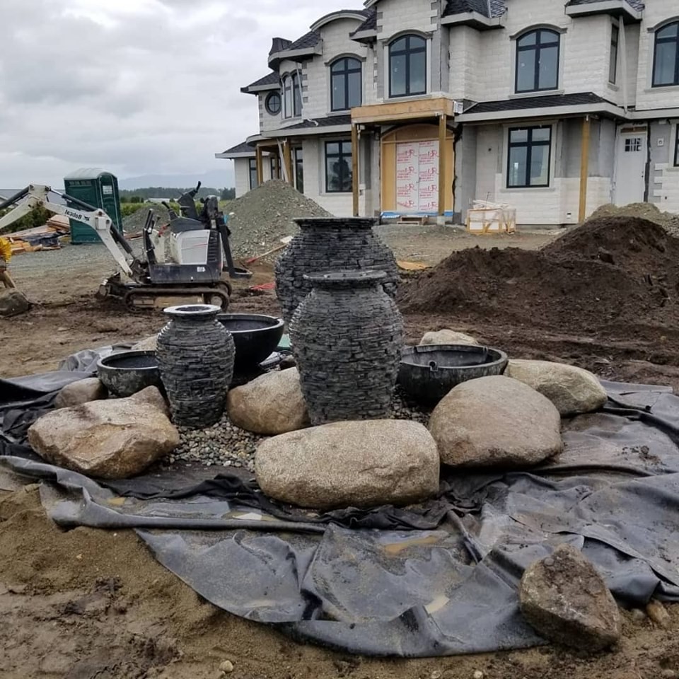 Оригинальный фонтан из каменных ваз - фото 7