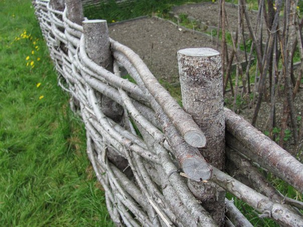 Плетеный забор из веток - фото