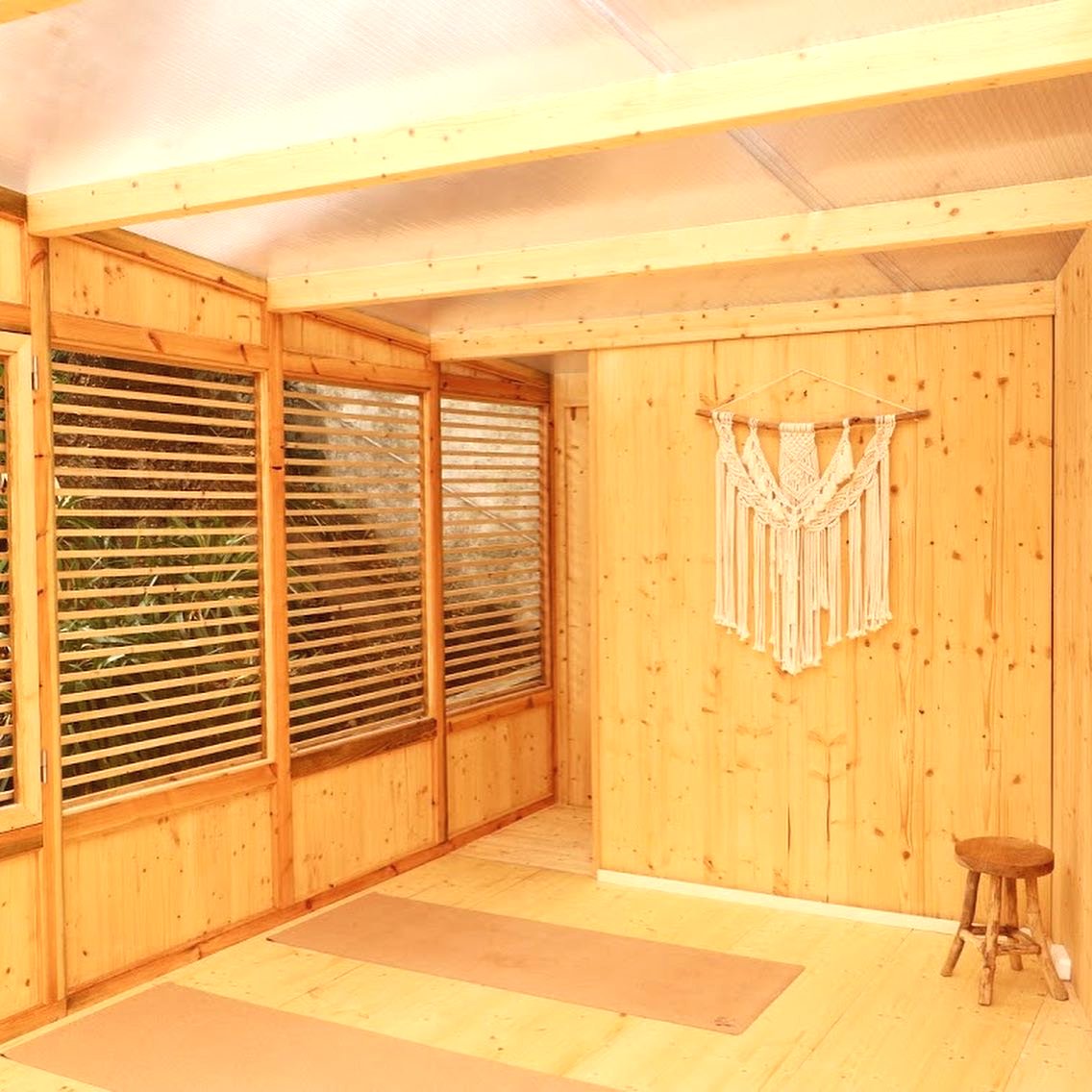 Интересный вариант закрытой беседки - фото 3