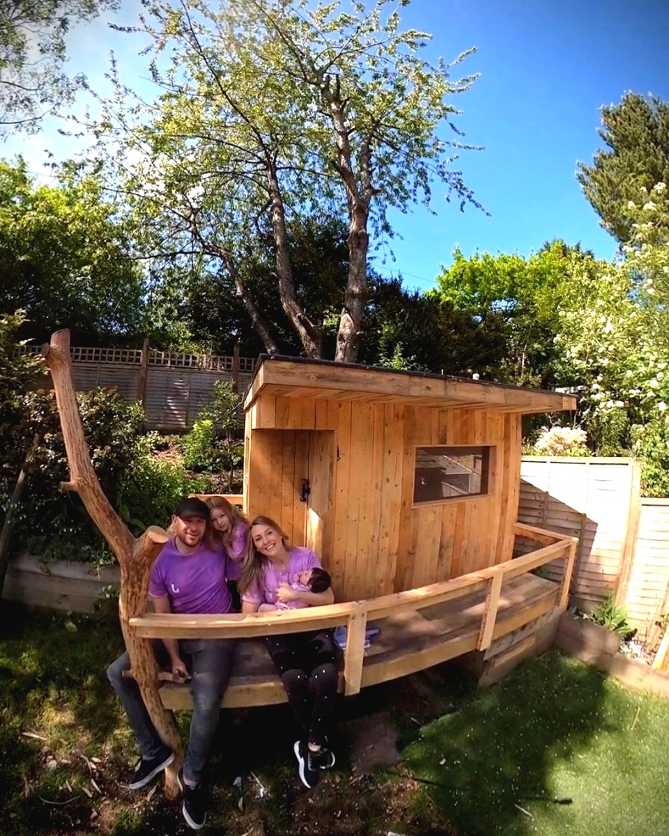 Необычный детский домик на дереве с горкой - фото 11