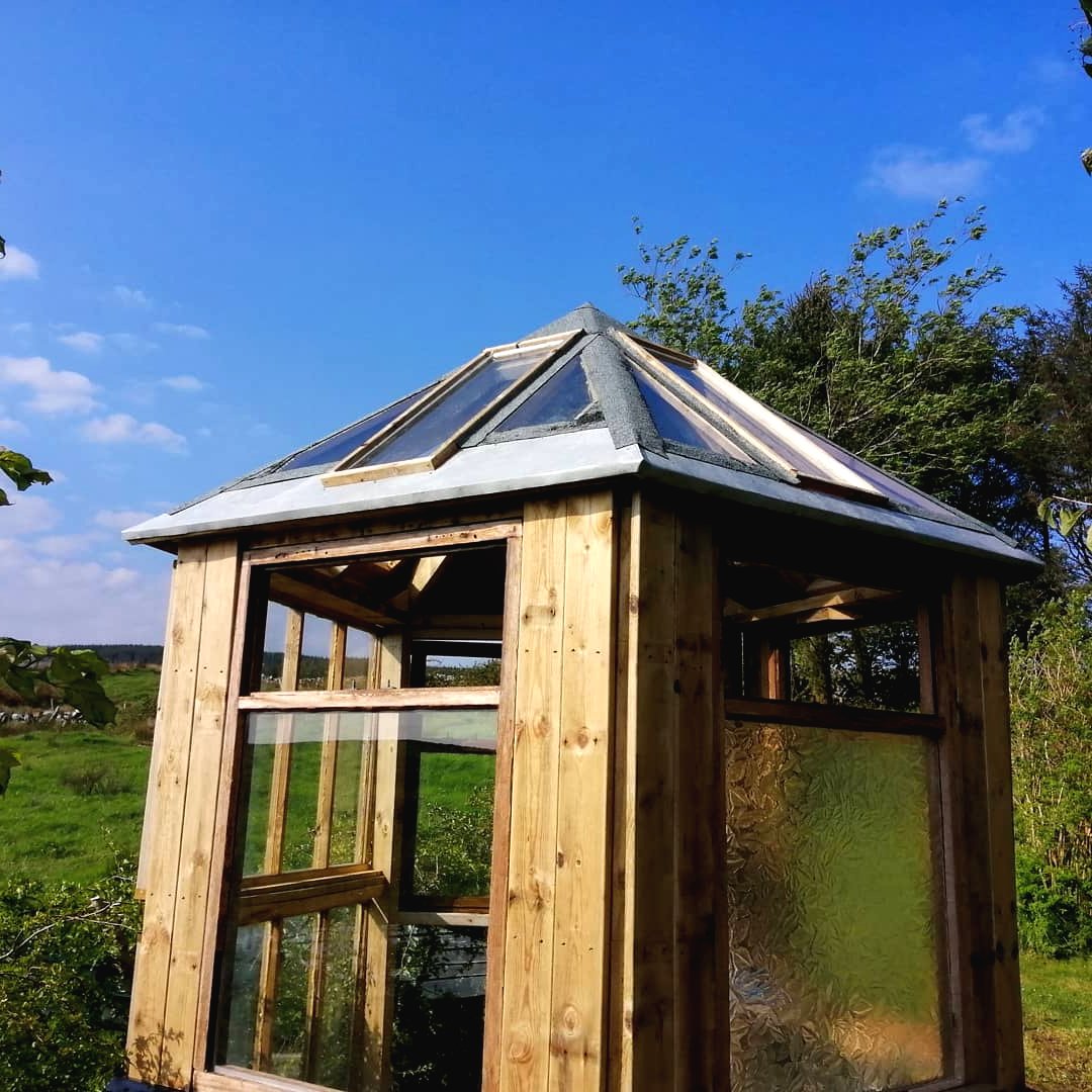 Небольшая теплица из дерева и стекла - фото 5