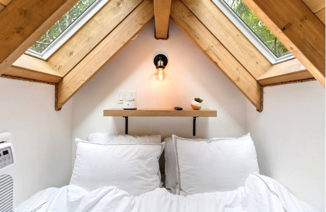 Необычный домик из дерева для дачи - фото 7