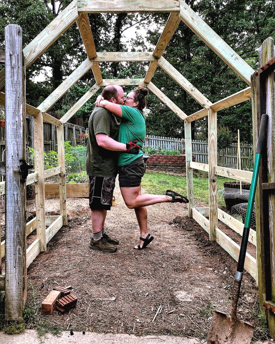 Красивая садовая арка из дерева - фото 4