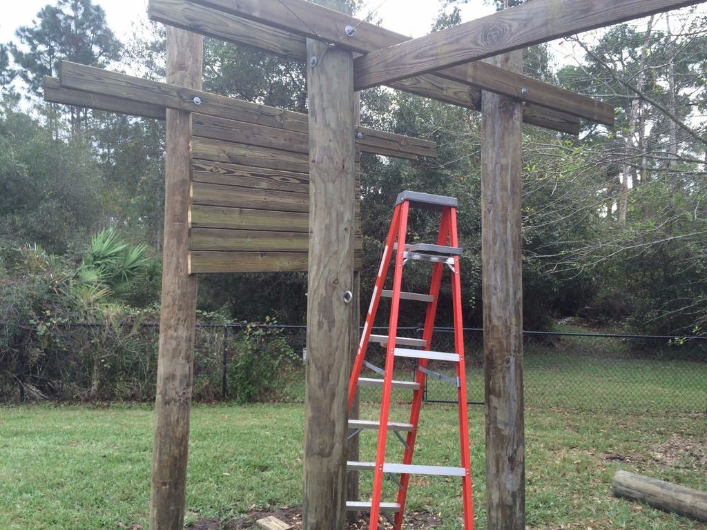 Детский дом на столбах со стеной для скалолазания - фото 5